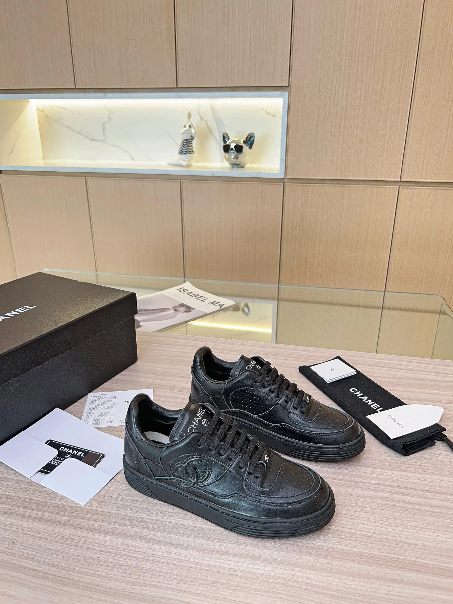 👟👟Ex-factory price 520👟👟 Chanel Grandma's latest model, full leather, panda color, white shoes, casual sports shoes, skateboard shoes, original purchase and development, production, Xiaoxiang C Home, another super hot model in the counter, loved by Internet celebrity bloggers and ladies, various praises on social platforms, super popular, high quality, breathable, super spring and summer, seeing this issue always arouses girls' inner desire for fashion. The latest suede material, classic black and white color scheme, fashionable on the feet, easy to care for. Fabric: Original custom imported cowhide material. Lining: Customized soft sheepskin lining. Sole: Original molded TPU non-slip outsole. Bottom thickness: 2.5CM. Size: Women's 35-40.